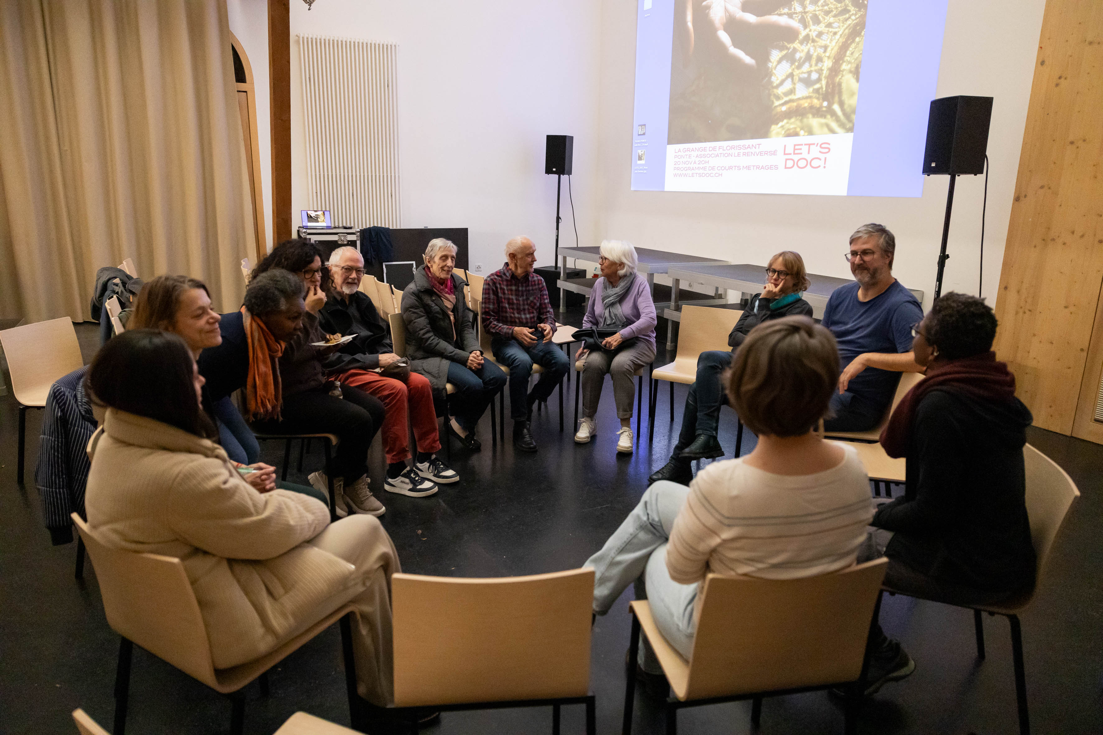 Invité·e·s et public en discussion pendant une séance pont.E.